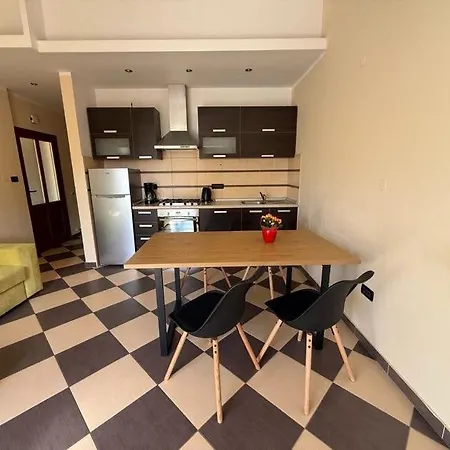 Prime Location Apartment With Free Private Parking & Balcony Apartment *
