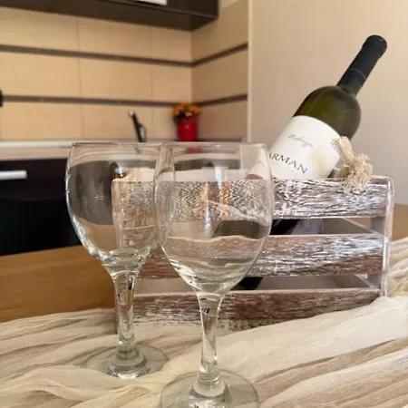 Prime Location Apartment With Free Private Parking & Balcony Apartment