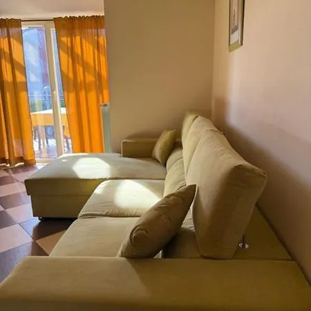 Apartment Prime Location Apartment With Free Private Parking & Balcony