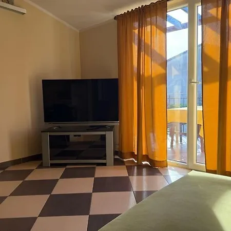 Apartment Prime Location Apartment With Free Private Parking & Balcony Pula