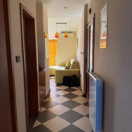 Prime Location Apartment With Free Private Parking & Balcony Pula