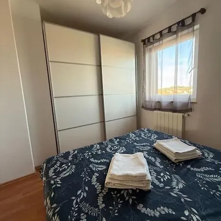 Prime Location Apartment With Free Private Parking & Balcony Apartment