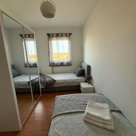 Apartment Prime Location Apartment With Free Private Parking & Balcony