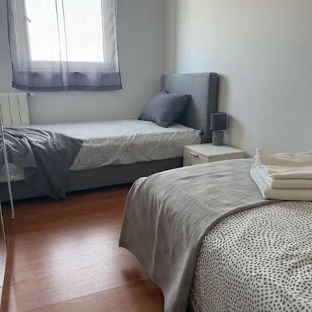 Apartment Prime Location Apartment With Free Private Parking & Balcony *
