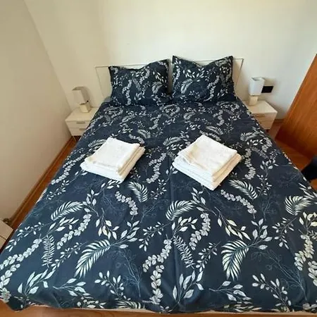 Prime Location Apartment With Free Private Parking & Balcony *