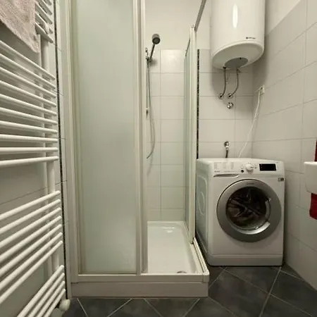 Prime Location Apartment With Free Private Parking & Balcony