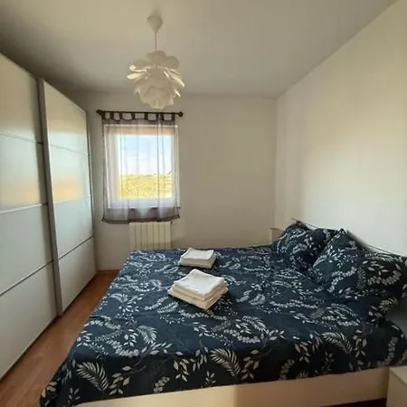 Prime Location Apartment With Free Private Parking & Balcony Apartment *