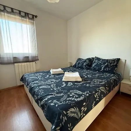 Prime Location Apartment With Free Private Parking & Balcony *