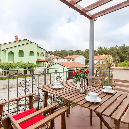 Prime Location Apartment With Free Private Parking & Balcony