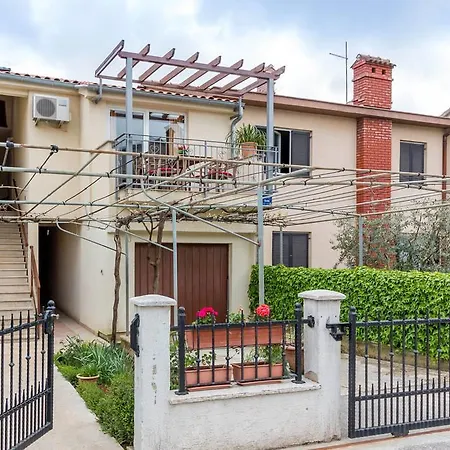 Prime Location Apartment With Free Private Parking & Balcony * Pula