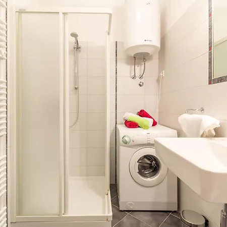 Prime Location Apartment With Free Private Parking & Balcony Apartment Pula