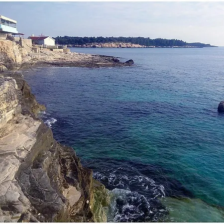 Prime Location Apartment With Free Private Parking & Balcony *